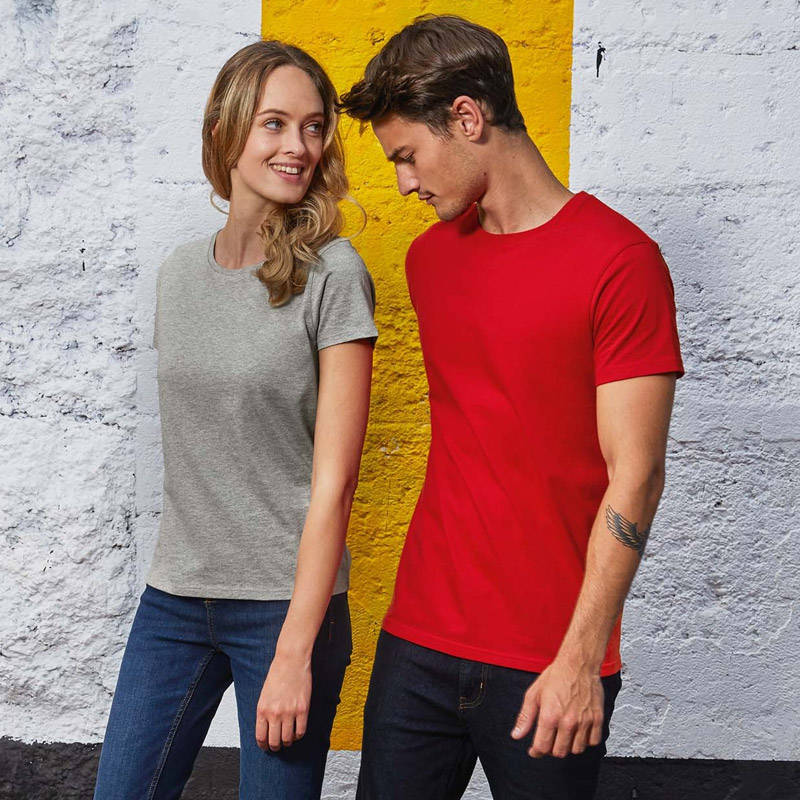 un homme et une femme avec t-shirt impression numérique
