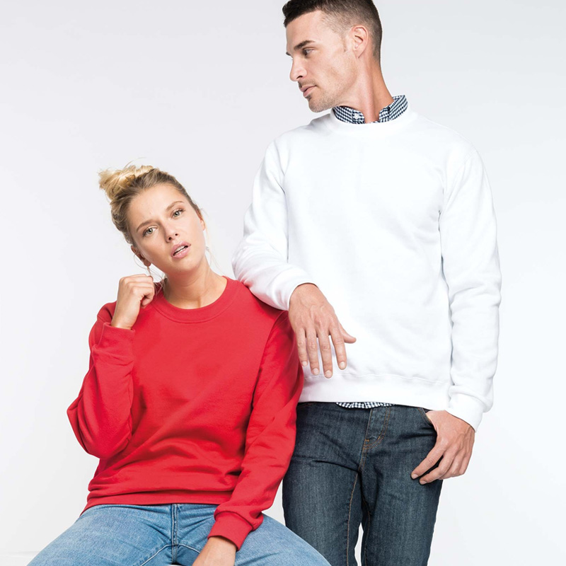 Un homme et une femme portant des sweats shirt avec cols ronds 280 grammes