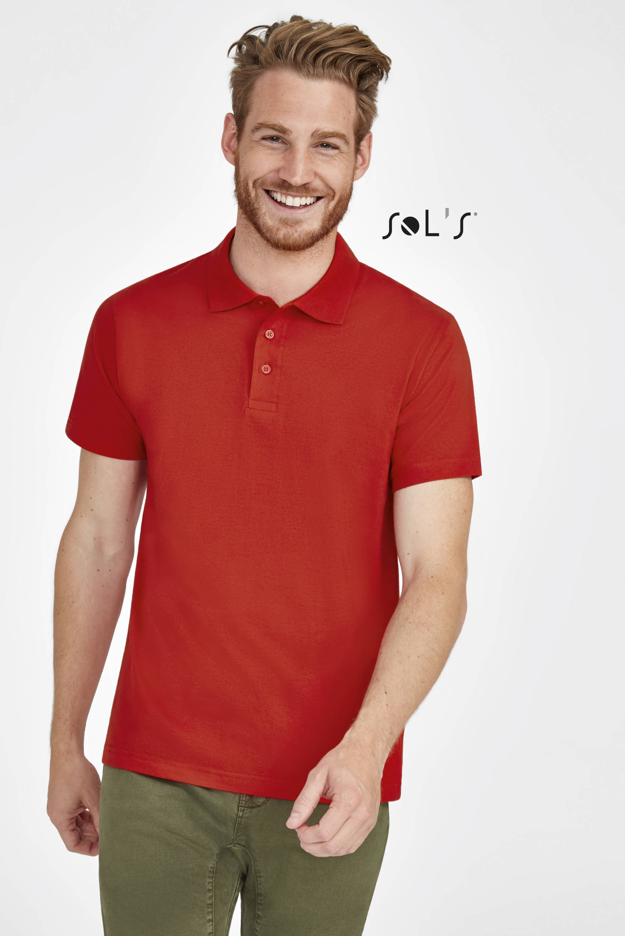 Homme debout en polo rouge 