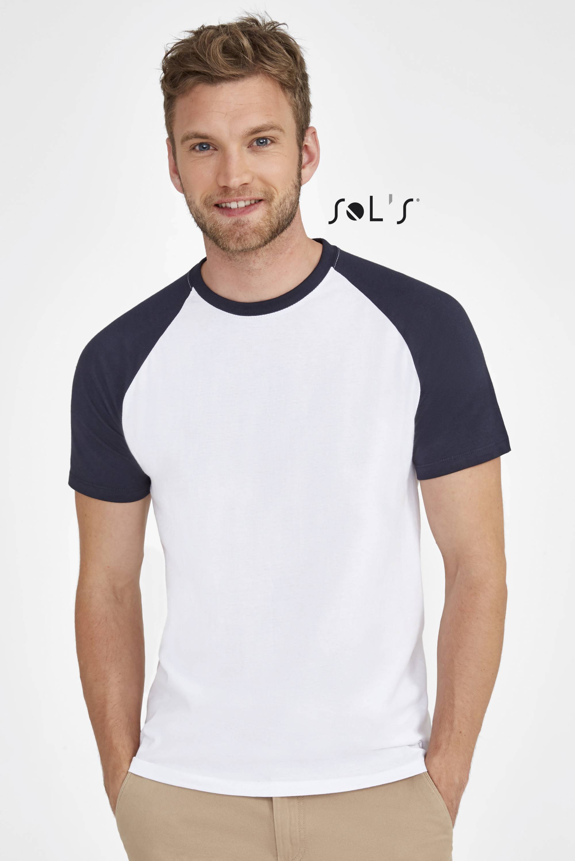 Jeune homme les mains dans les poches habillé avec un t-shirt bicolore personnalisable