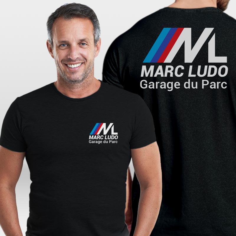 Homme mûr portant un t-shirt personnalisé avec le logo de sa société en impression couleurs