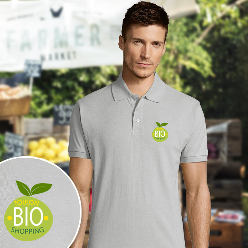 Jeune homme portant un polo 100 % bio avec le logo de sa société imprimé sur le coeur en couleurs