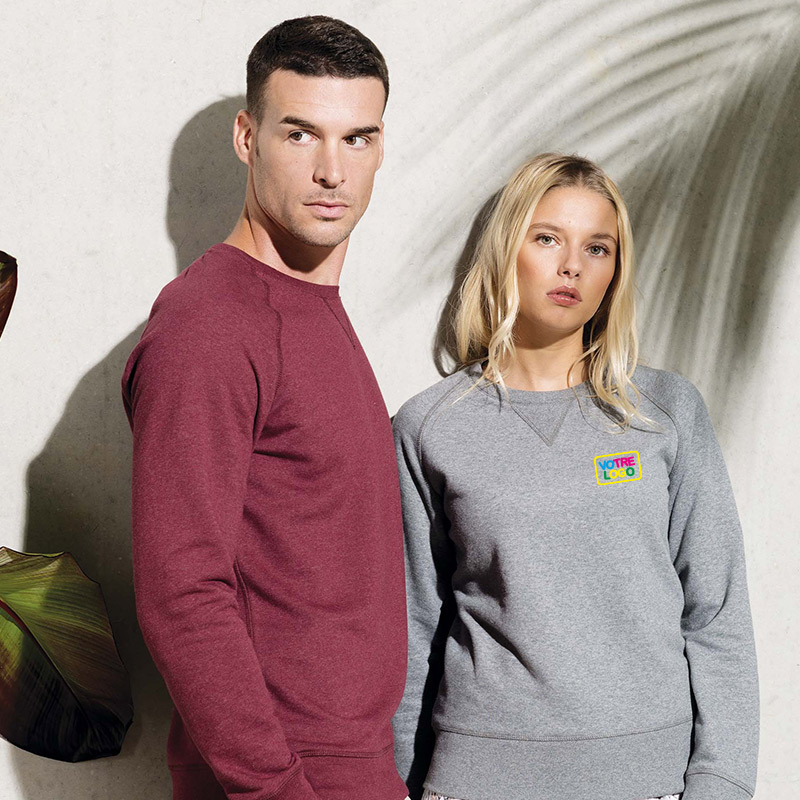 couple de jeunes gens debout portant un sweat shirt personnalisé au niveau du coeur en impression couleur