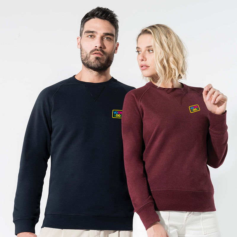 couple mixte habillé avec sweat shirt personnalisé en couleurs au niveau du coeur