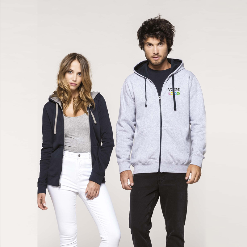 couple avec un sweat personnalisé en couleurs au niveau du coeur