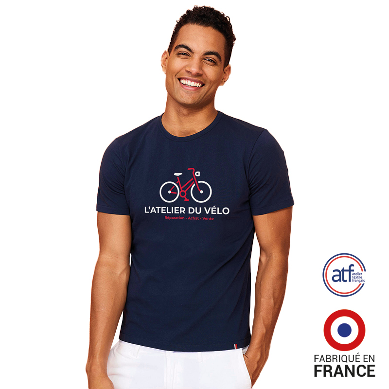 Homme souriant portant un tee-shirt personnalisé fabriqué en france