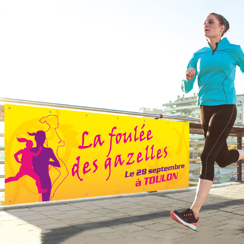 Femme faisant son jogging sur un pont devant une bâche enduite mat