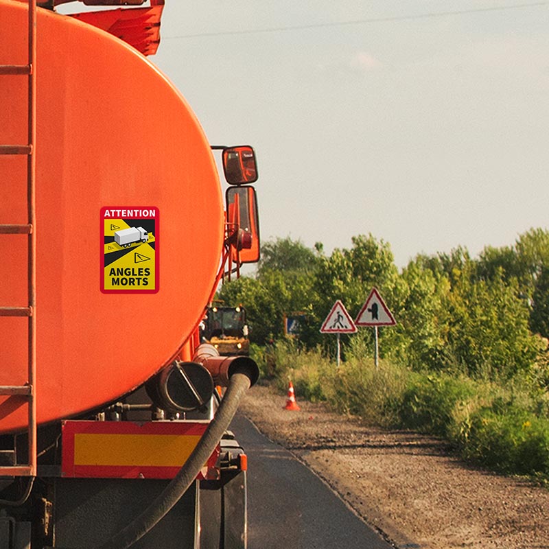 autocollant angles morts collé sur une citerne de camion orange