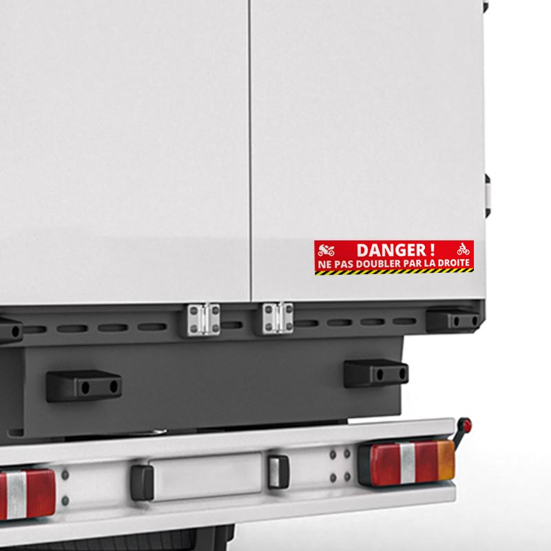autocollant angles morts collé à l'arriere d'un camion blanc poids lourd