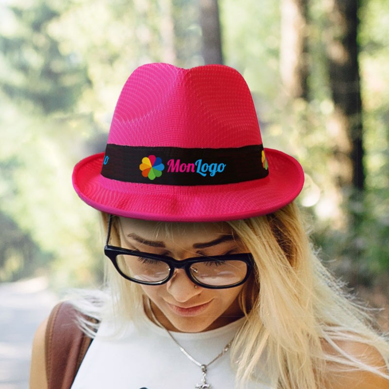 Jeune femme portant un chapeau personnalisé à son image