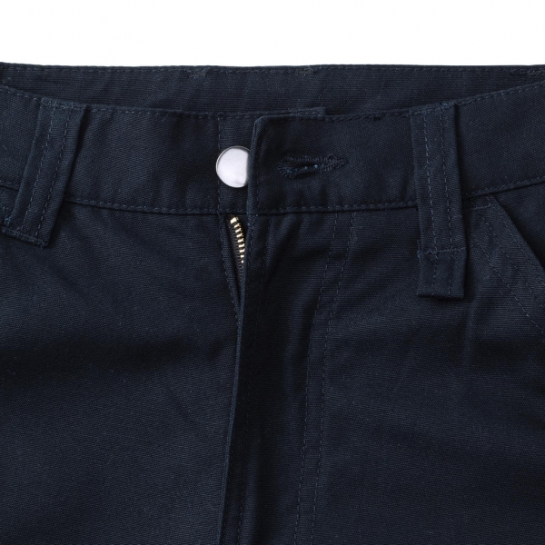 Détail du pantalon, braguette et bouton de devant