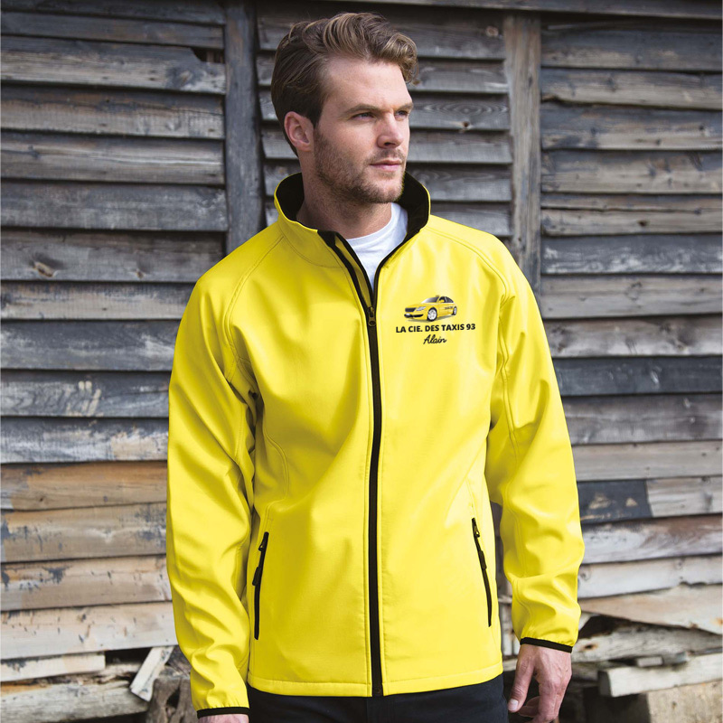 Homme portant une veste softshell personnalisée jaune