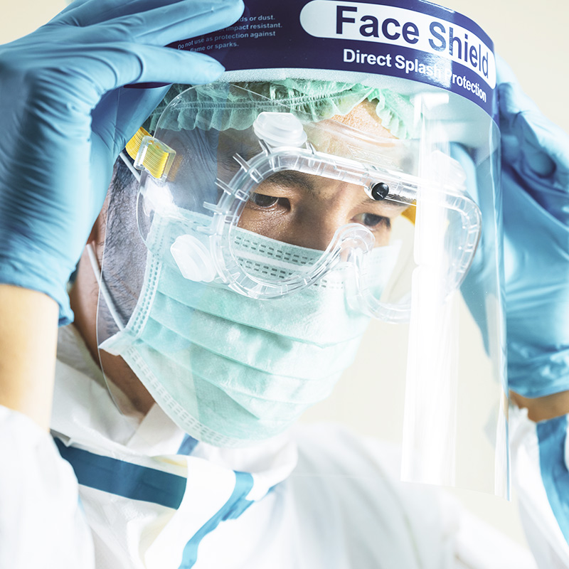 Visière de protection visage coronavirus présenté sur modèle