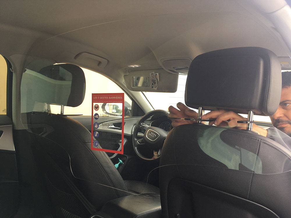 Pose et fixation, par collier de serrage type Rizlan, d'un écran barrière plexiglass 1mm pour distanciation sociale chauffeur - passager dans taxi, vtc et transport de personnes.
