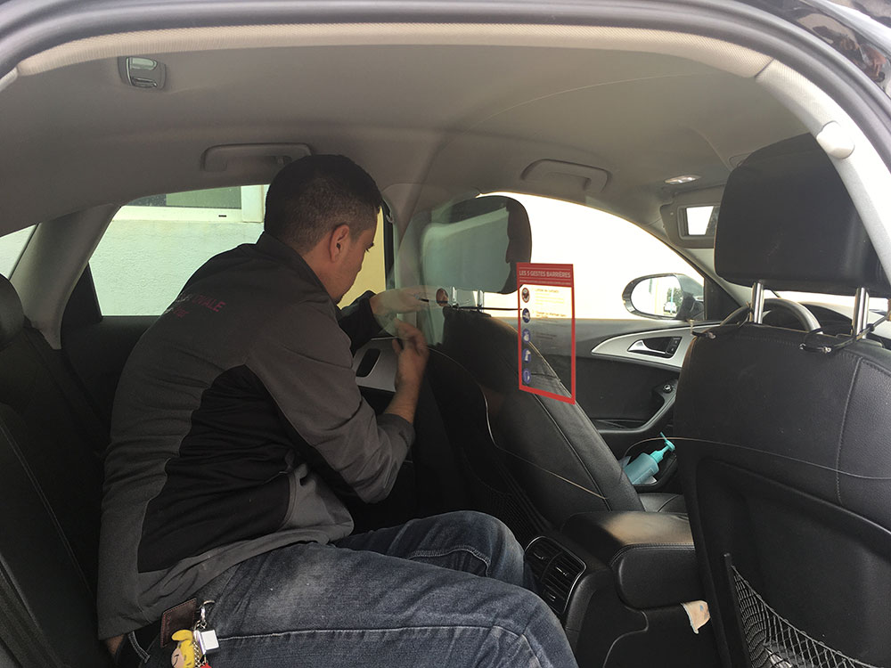Pose d'une vitre barrière Lumex 1mm pour distanciation sociale chauffeur - passager dans taxi, vtc et transport de personnes.