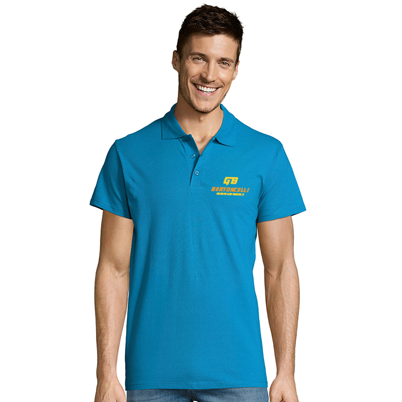homme portant un Polo de travail personnalise en broderie bleu