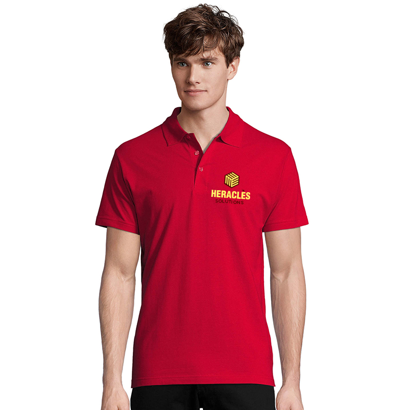 homme portant un Polo de travail personnalise en broderie rouge