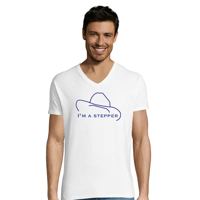 homme portant un tee shirt personnalisé stepper blanc col en v